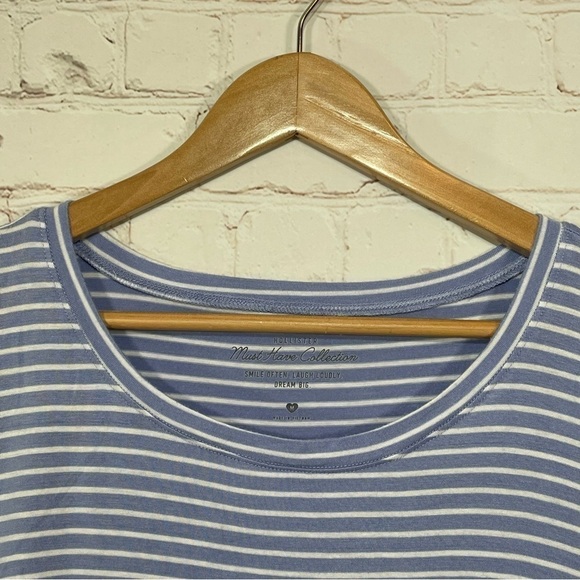 Hollister Must-Have Collection Shirt Women's Medium Round Neck Striped Blue - Picture 2 of 8